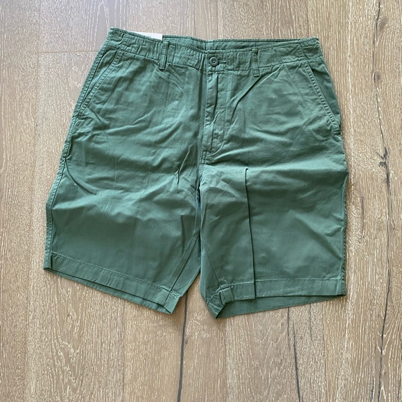 Uniqlo chino shorts in green - Picture 1 of 5